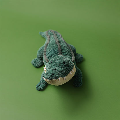 Peluche Jellycat Allexi Alligator posato su fondo naturale, idea regalo originale