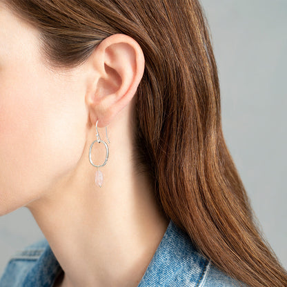 Orecchini Pendenti Graceful con Quarzo Rosa e Finitura in Argento – A Beautiful Story 
