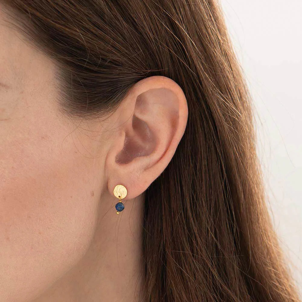 Orecchini Mini Coin in lapislazzuli indossati su un orecchio femminile