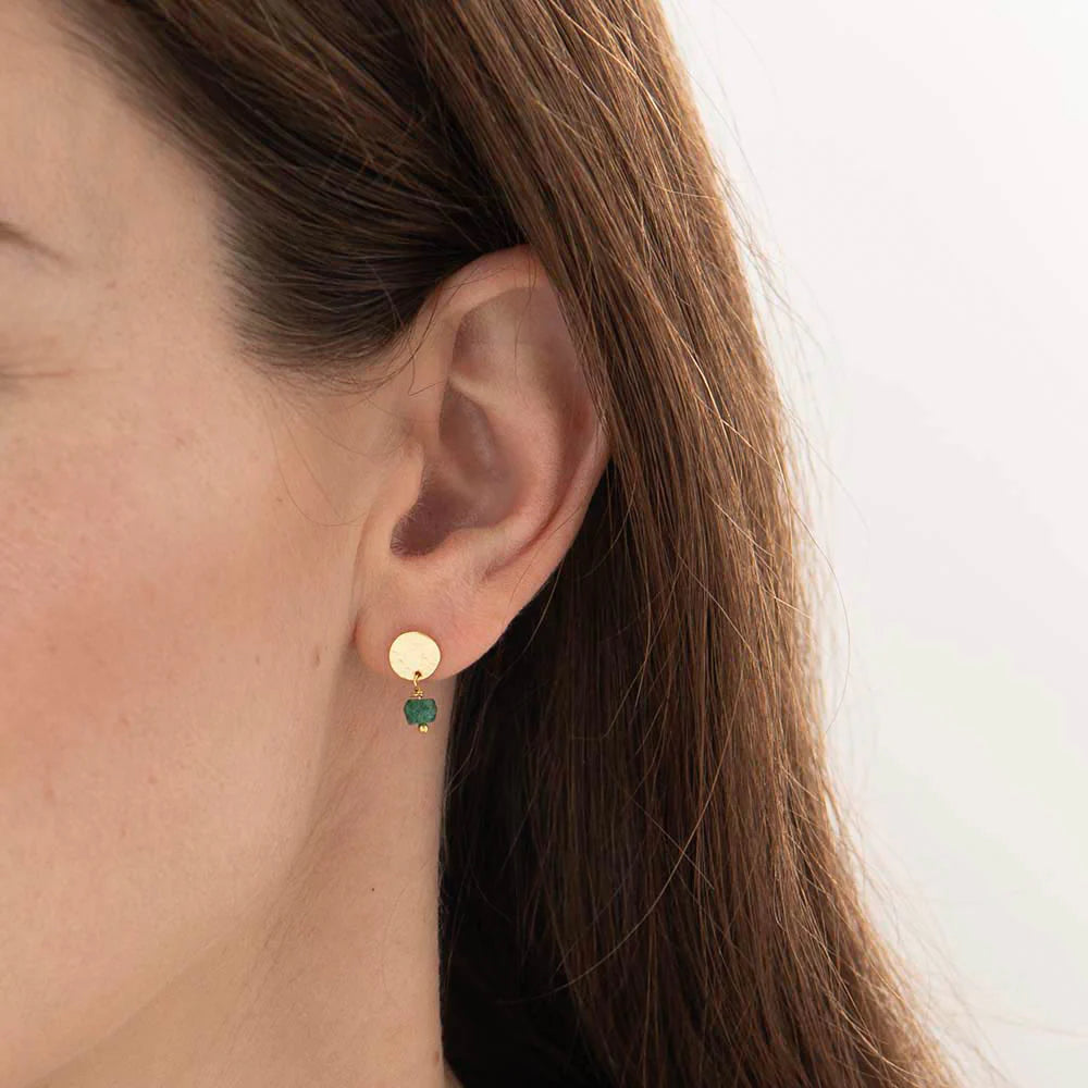 Orecchini Mini Coin in avventurina indossati su orecchio femminile, eleganti e minimal
