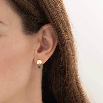 Orecchini Mini Coin in avventurina indossati su orecchio femminile, eleganti e minimal