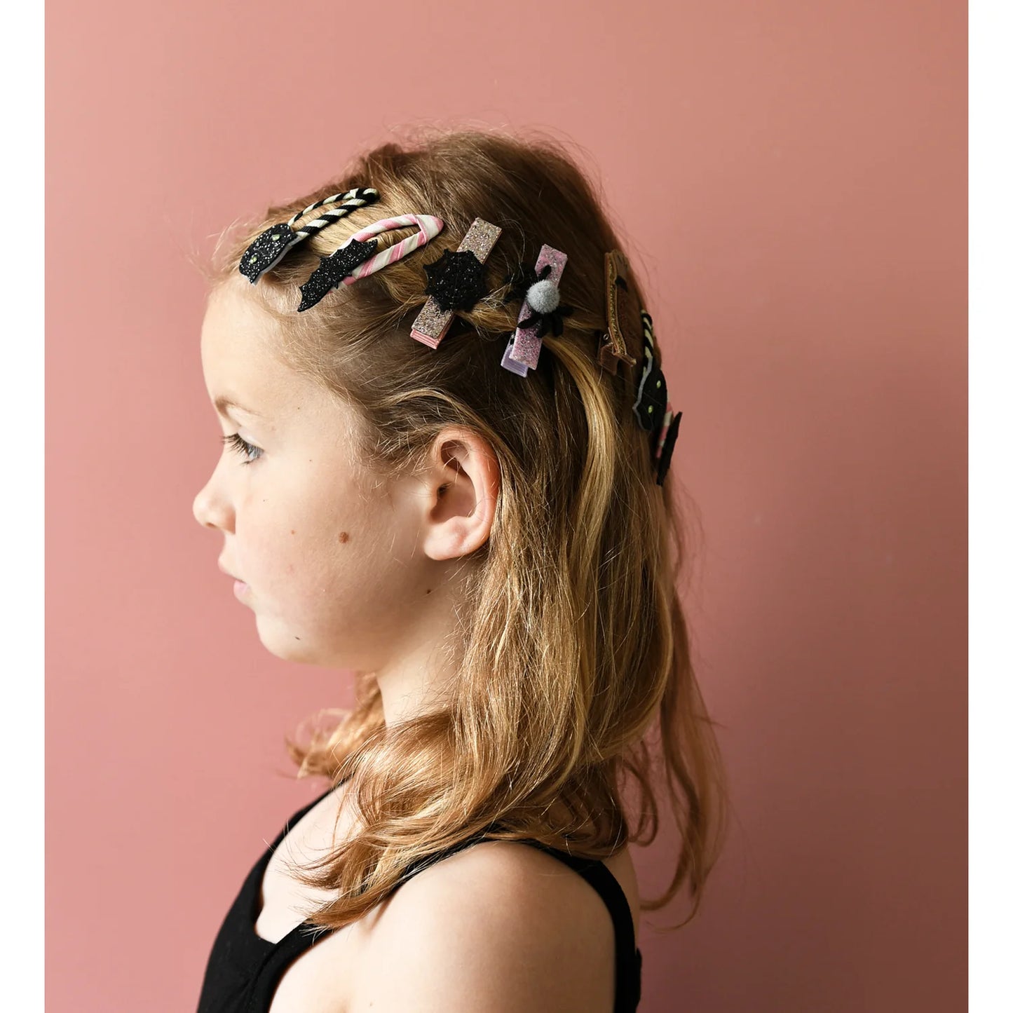 Bambina con fermagli Rockahula Glitter Bat Clips nei capelli per Halloween