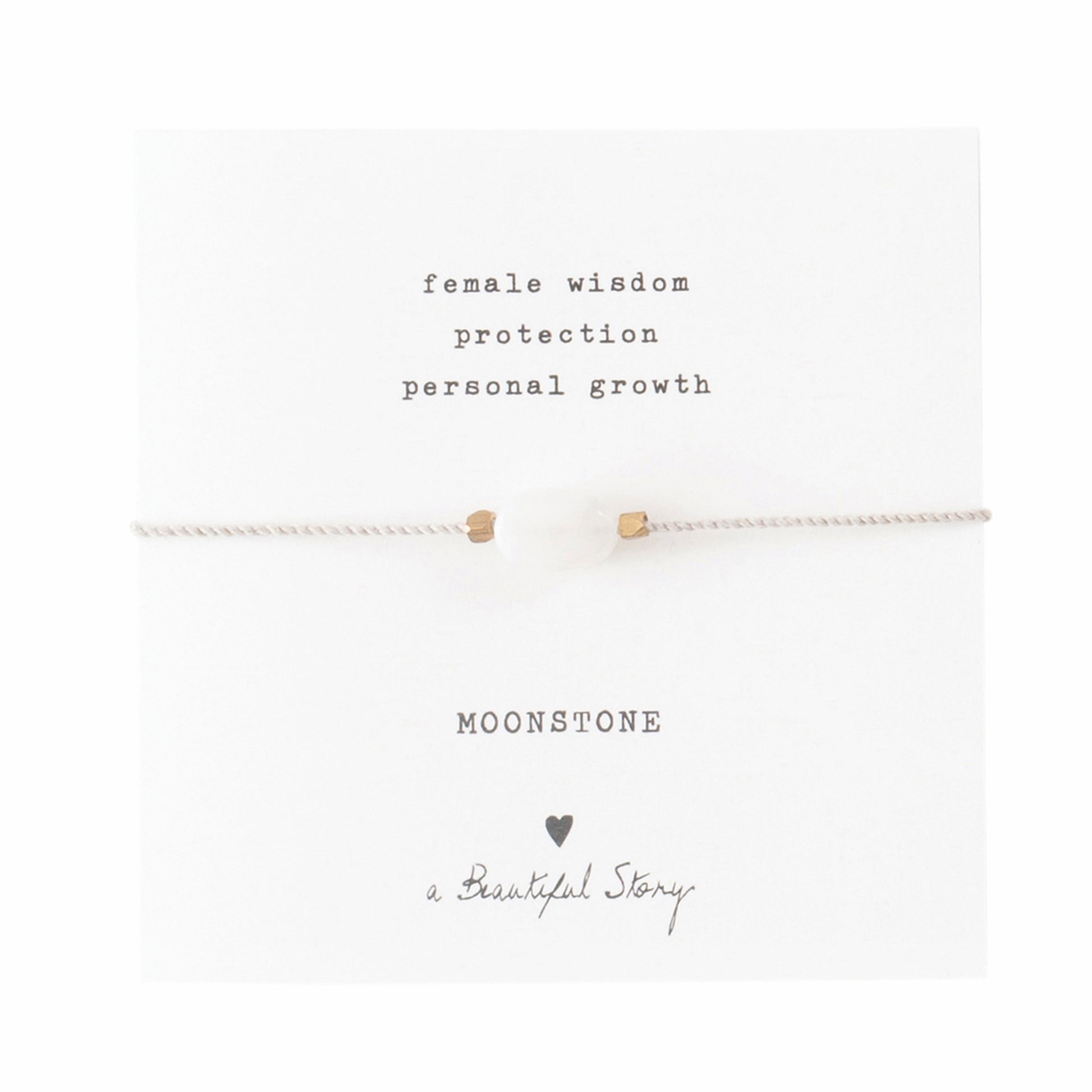 Braccialetto con pietra Moonstone di A Beautiful Story su sfondo bianco