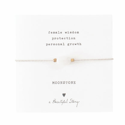 Braccialetto con pietra Moonstone di A Beautiful Story su sfondo bianco