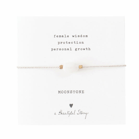 Braccialetto con pietra Moonstone di A Beautiful Story su sfondo bianco
