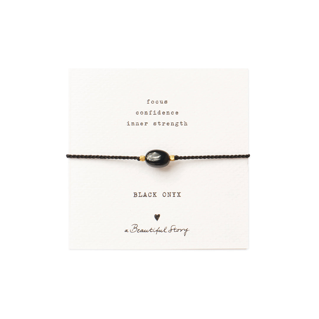 Braccialetto con onice nera indossato al polso – fatto a mano da A Beautiful Story