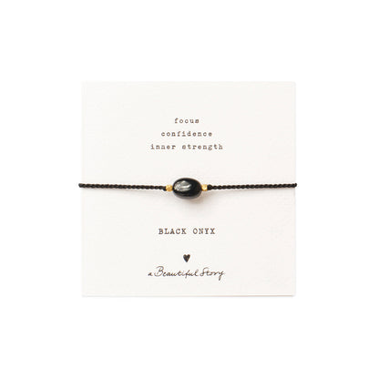 Braccialetto con onice nera indossato al polso – fatto a mano da A Beautiful Story