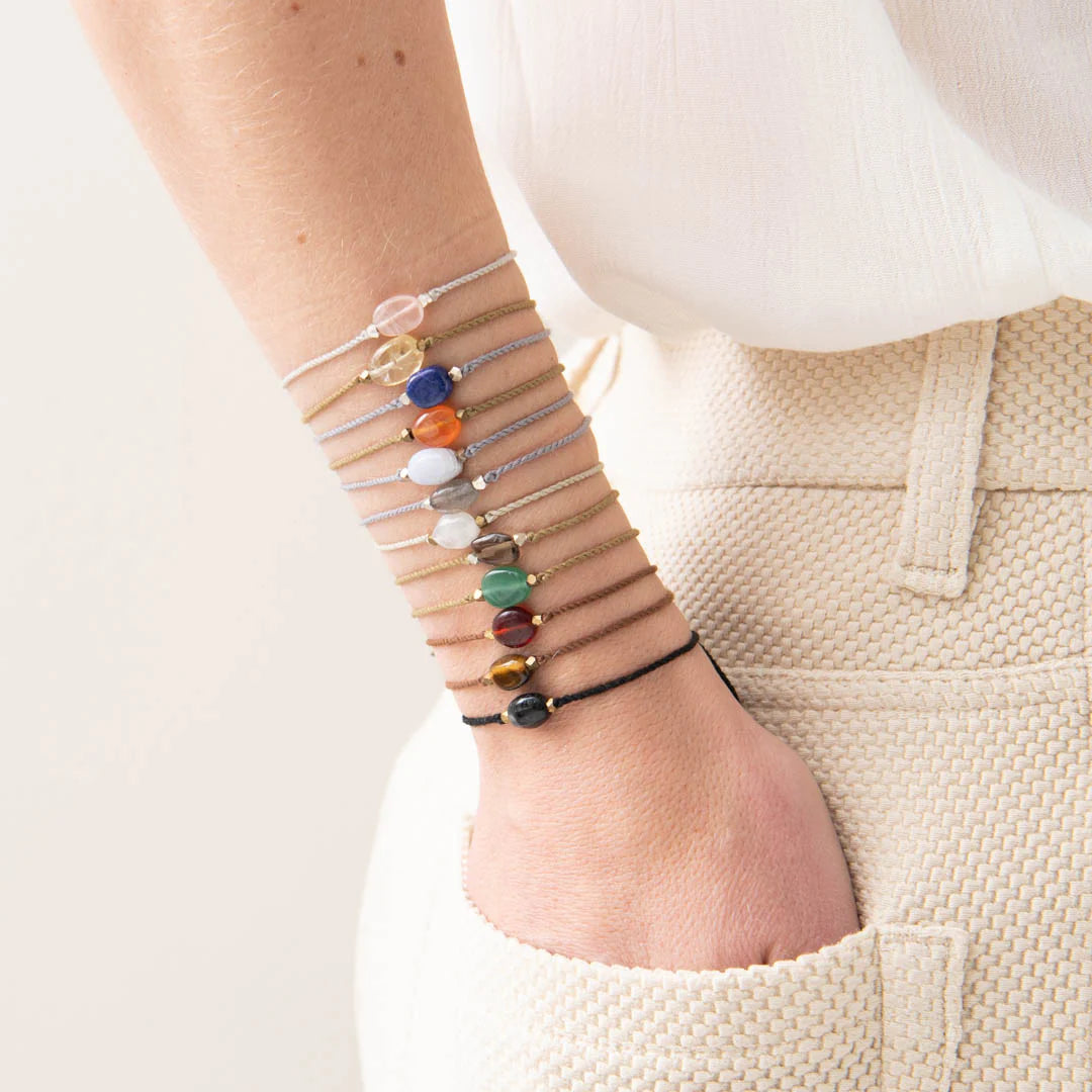 Braccialetti A Beautiful Story indossati su un braccio – mix di colori, pietre preziose e messaggi significativi
