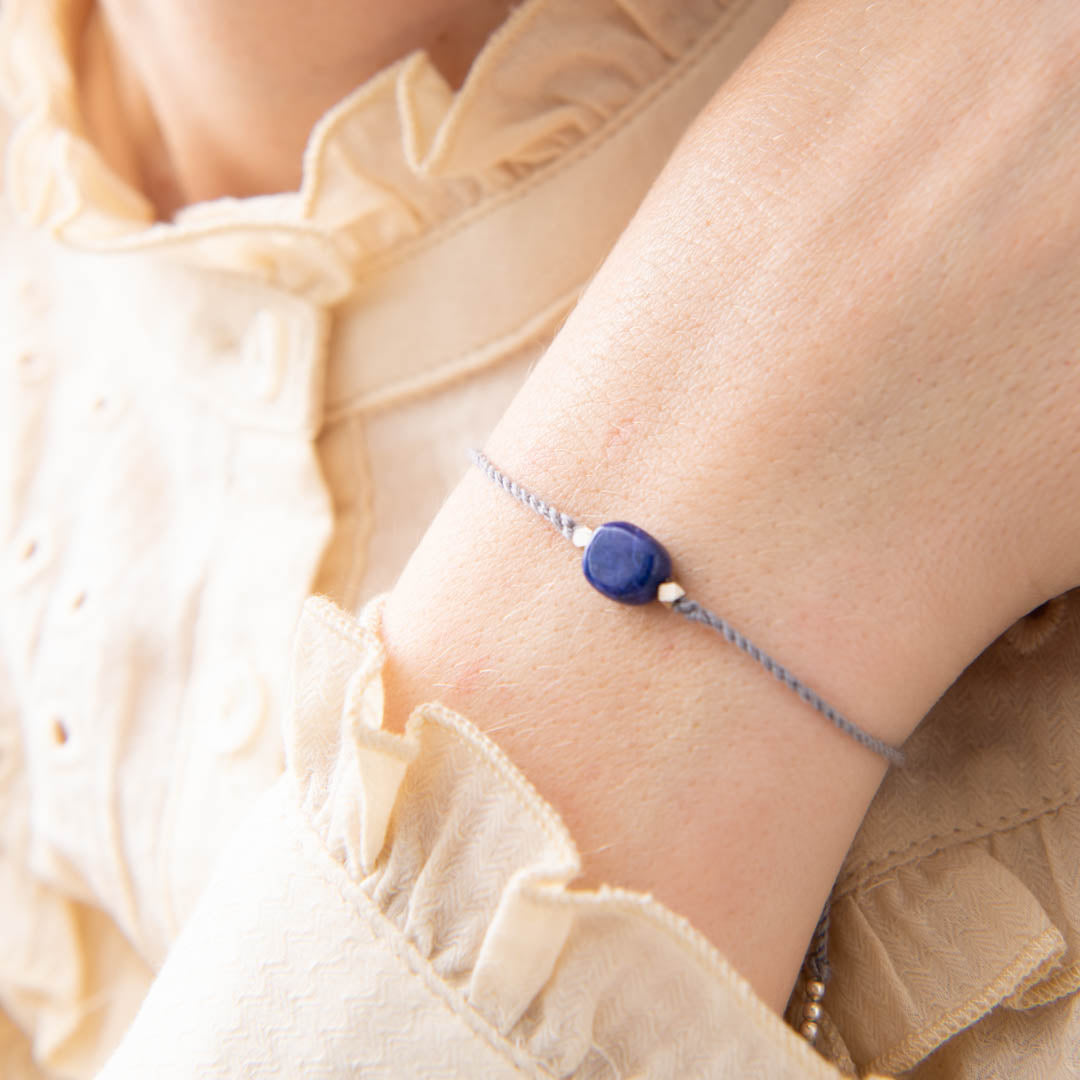 Braccialetto in Lapis Lazuli indossato al polso, artigianale e simbolico