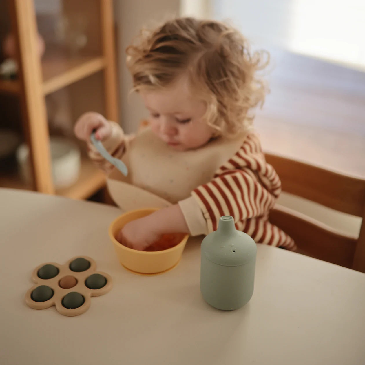 Mushie Tazza con beccuccio in silicone - Azzurro Polvere - Apple Pie