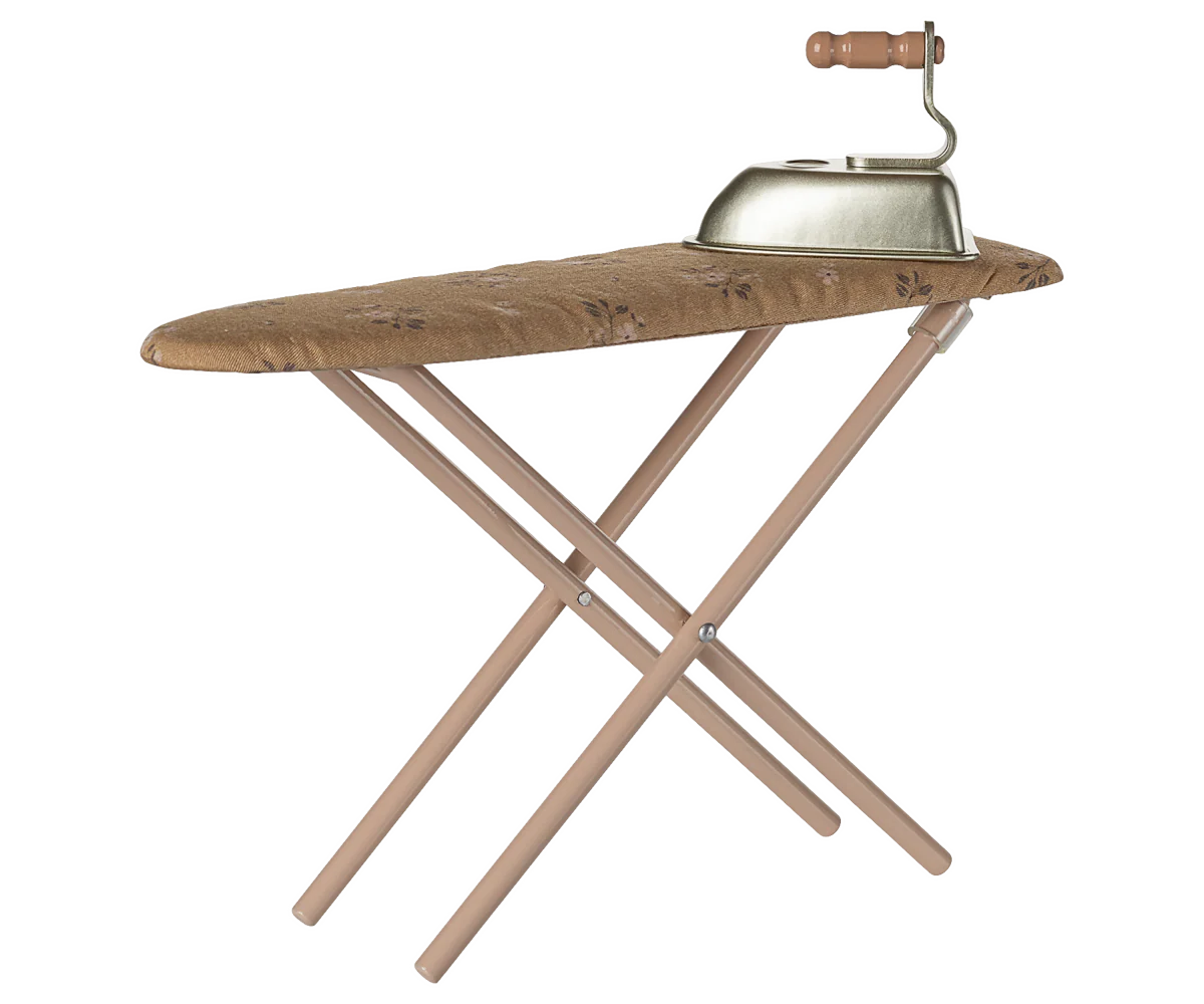 Ferro e Asse da Stiro Miniatura Maileg – Rosa | Set Lavanderia per la Casa dei Topolini (PRE-ORDINE AI25)