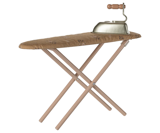 Ferro e Asse da Stiro Miniatura Maileg – Rosa | Set Lavanderia per la Casa dei Topolini (PRE-ORDINE AI25)