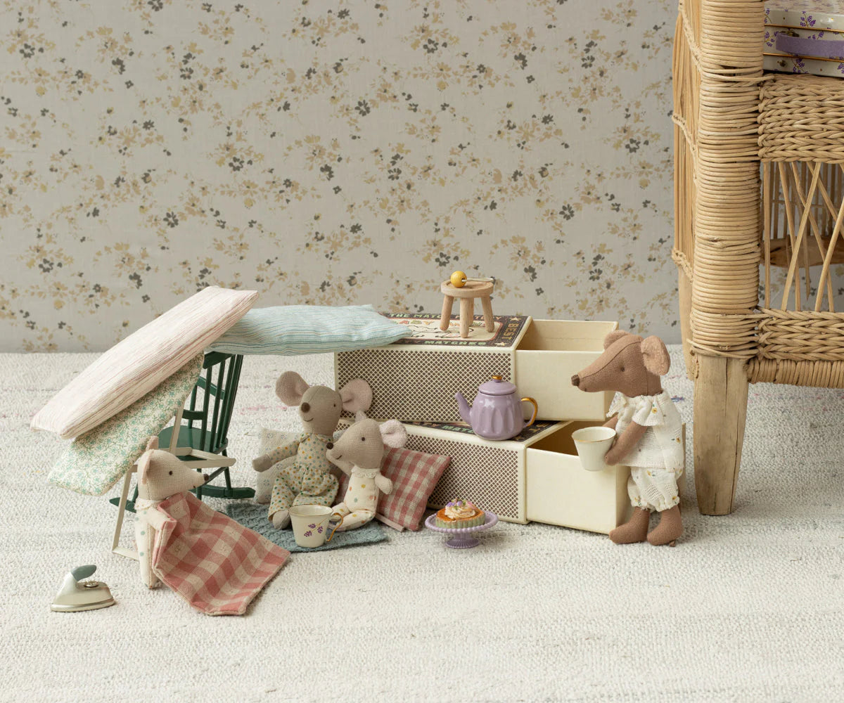 Sorella Maggiore Maileg in Scatola di Fiammiferi – Topolina con Letto e Biancheria