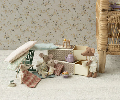 Sorella Maggiore Maileg in Scatola di Fiammiferi – Topolina con Letto e Biancheria