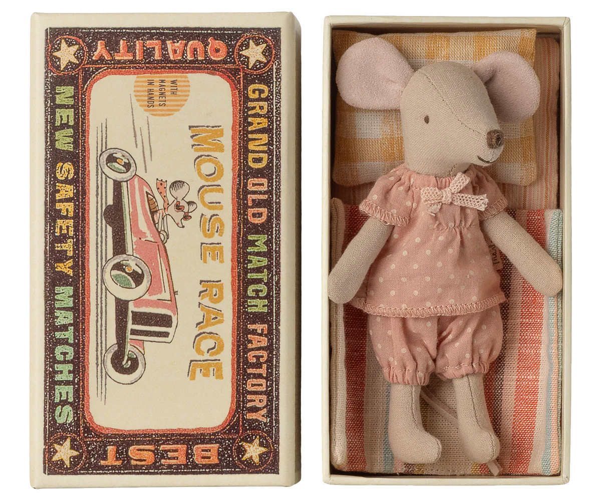 Maileg Topolina Sorella Maggiore con Scatola Fiammiferi Rosa – Big Sister Mouse in Matchbox