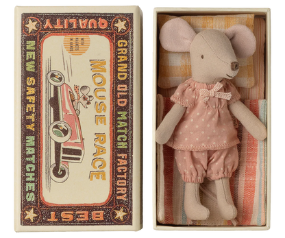 Maileg Topolina Sorella Maggiore con Scatola Fiammiferi Rosa – Big Sister Mouse in Matchbox