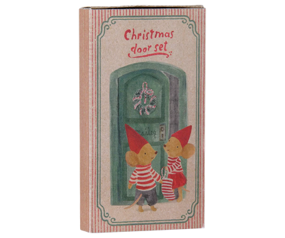 Set Porta Natalizio Maileg per Topolini – Porta, Ghirlanda e Accessori di Natale | Casa delle Bambole Maileg PRE-ORDINE