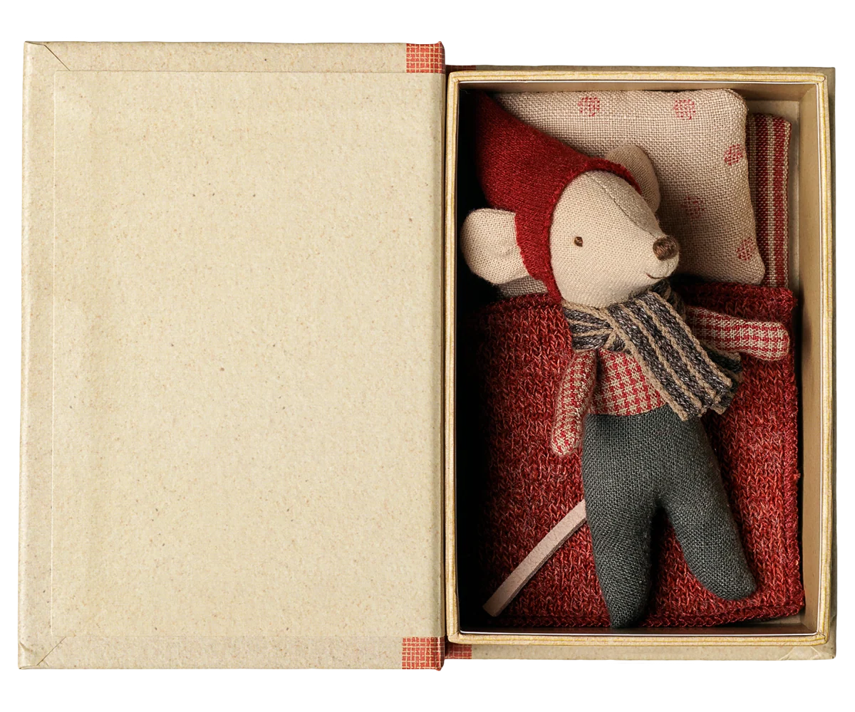 Topo Natalizio Maileg – Bambino nel Libro Christmas Tales PRE-ORDINE