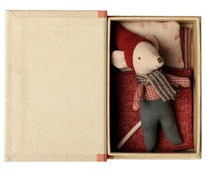 Topo Natalizio Maileg – Bambino nel Libro Christmas Tales PRE-ORDINE
