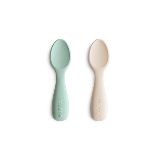 Mushie Set di 2 Cucchiaini in silicone - Sand/Cambridge Blue - Apple Pie