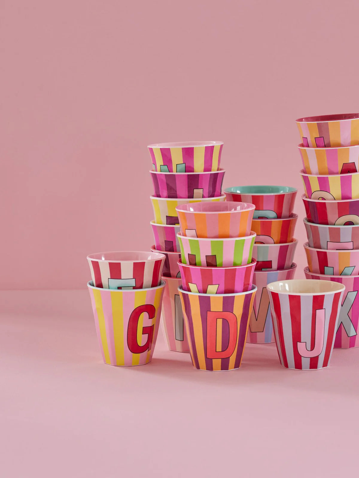 RICE Denmark | Tazza Media Lettera T – Rosa a Righe – Melamina Alphabet Collection