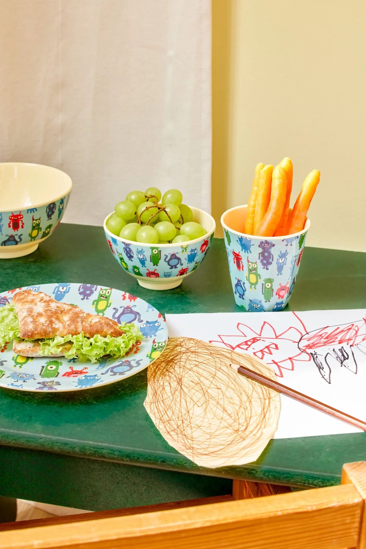 Tavola colorata con ciotola RICE decorata con mostri per bambini