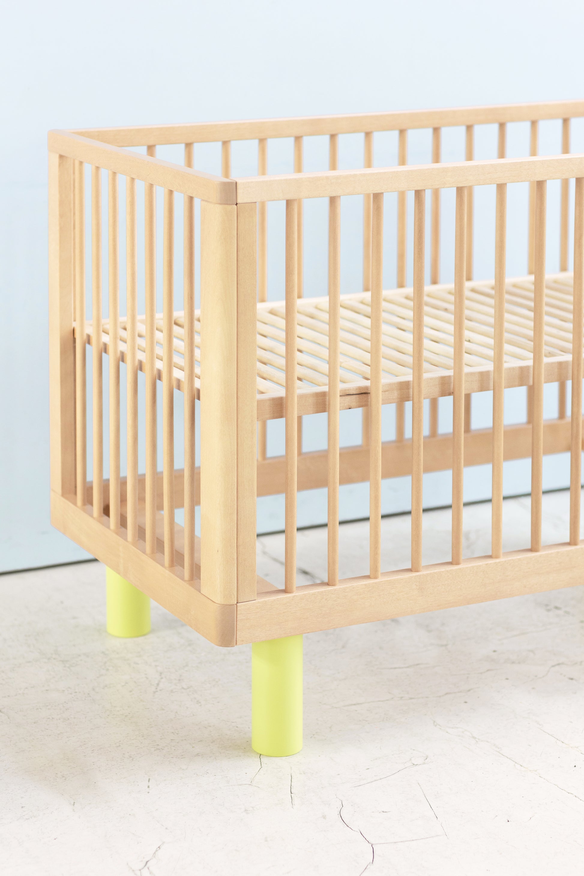 Lettino con le sbarre Nox Cot - Legno Naturale e Giallo - Apple Pie