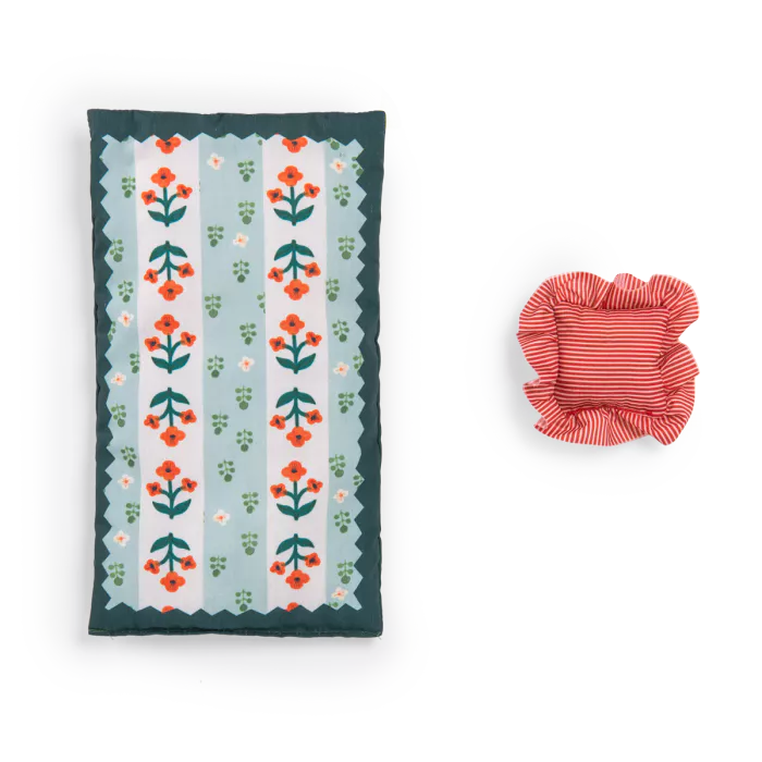 Moulin Roty – Letto in Legno con Biancheria – Collezione Les Minouchkas