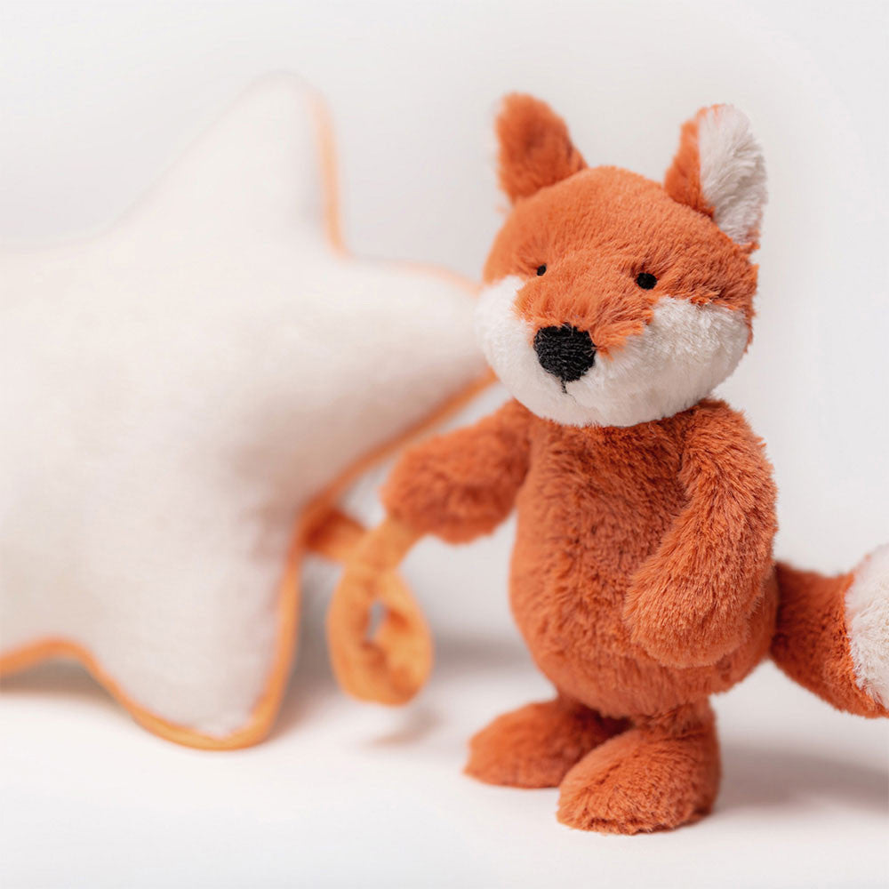 Neonato che dorme accanto al carillon Jellycat Bashful Fox Cub