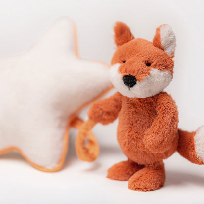 Neonato che dorme accanto al carillon Jellycat Bashful Fox Cub