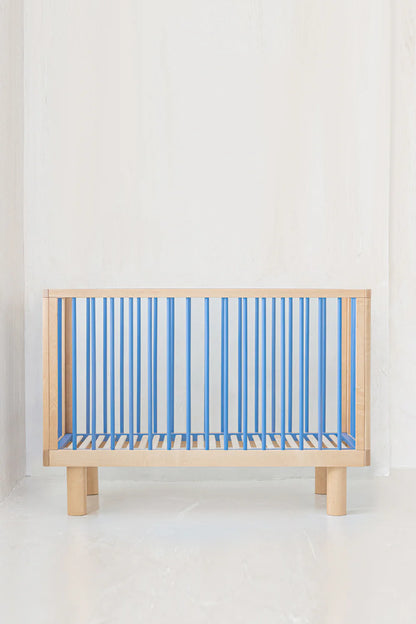 Karl & Fric NOX Cot Natural Wood & Blue – Lettino Evolutivo in Legno Massiccio di Betulla con Kit Junior Incluso