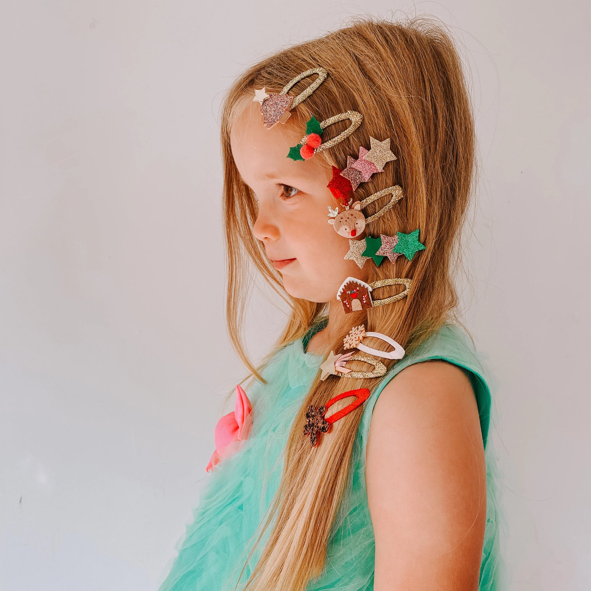 Bambina con mollette Rockahula Shimmer Snowflake Clips nei capelli durante le feste natalizie