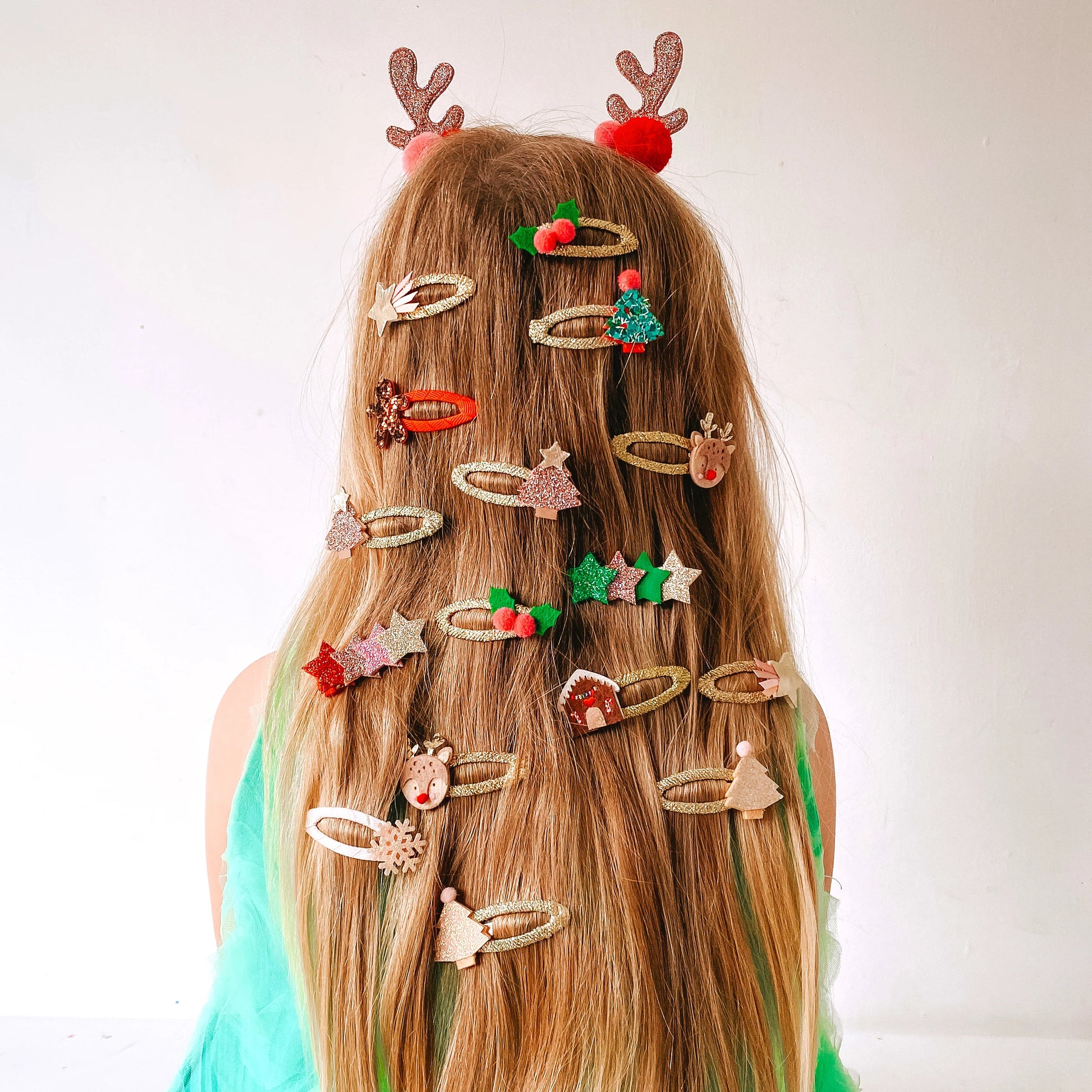 Bambina con mollette Rockahula Jolly Glitter Star Clips nei capelli durante le feste natalizie