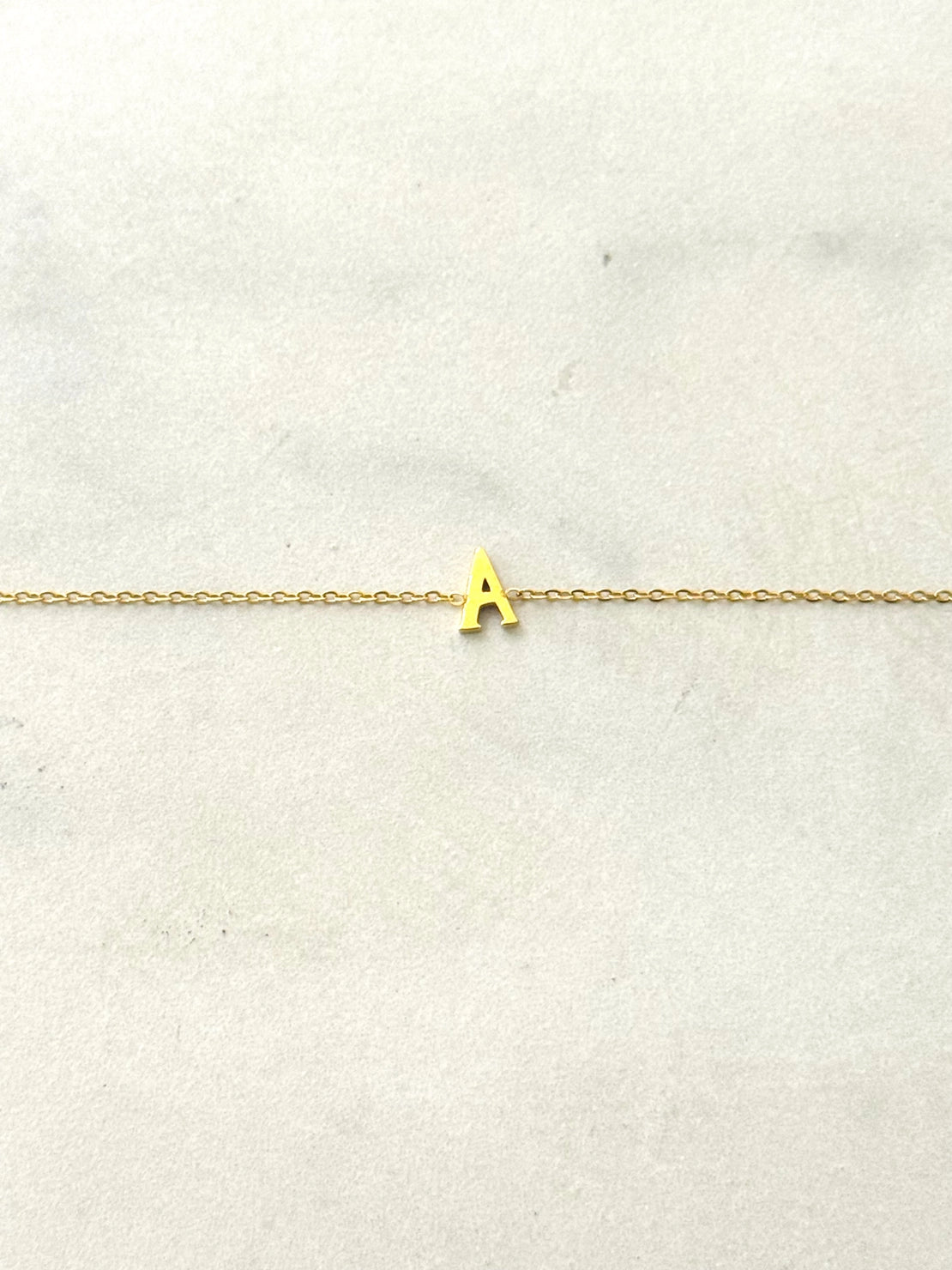 Cassette – Bracciale Minimal con Iniziale in Acciaio Inossidabile