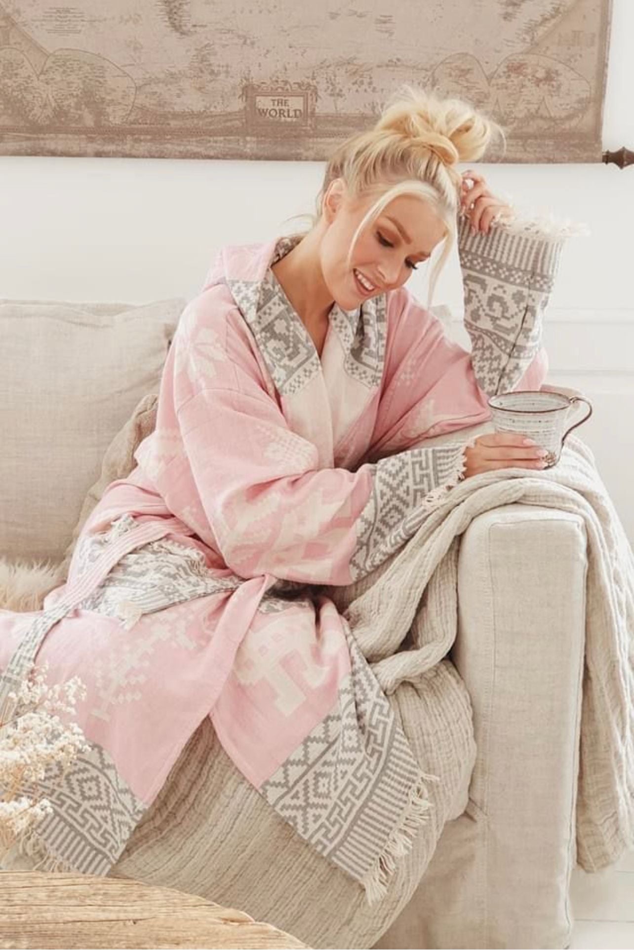 Accappatoio donna rosa Aelia Anna in cotone leggero stile hamam con ricami e cintura