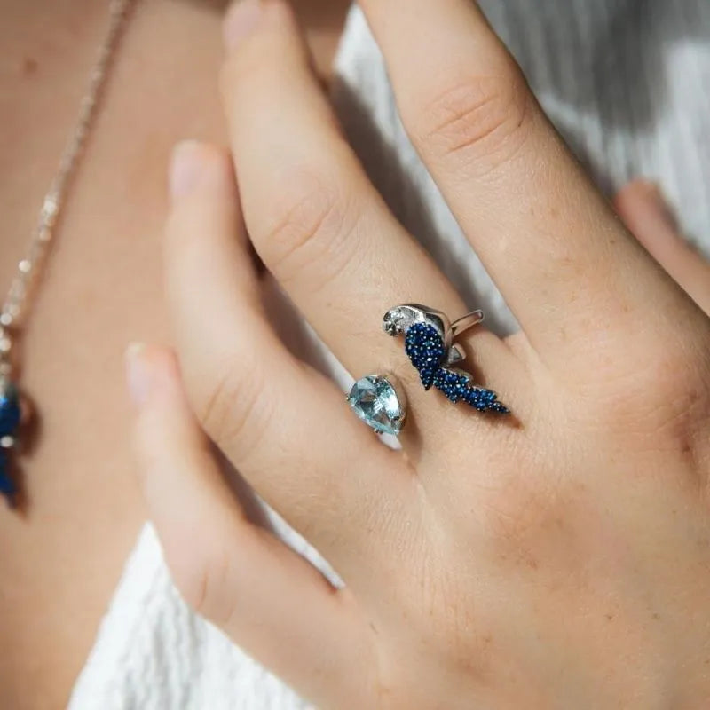 Anello pappagallo con topazio azzurro indossato stile elegante Thais Bernardes