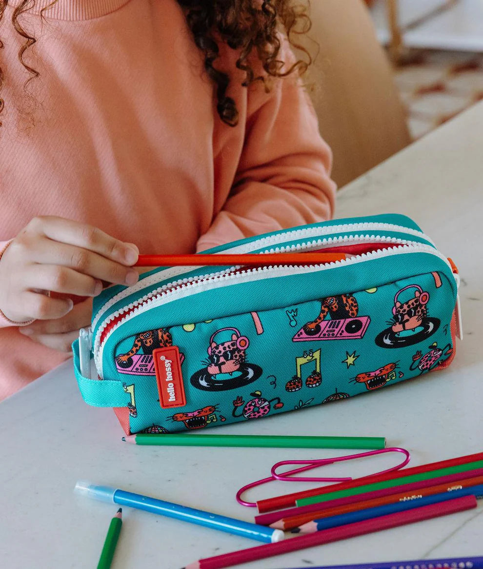 Bambino utilizza l'astuccio Hello Hossy Dino Roar con doppio scomparto