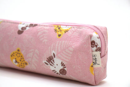 Dettaglio ravvicinato dell’astuccio rosa Jungle Carnival di Yuko B