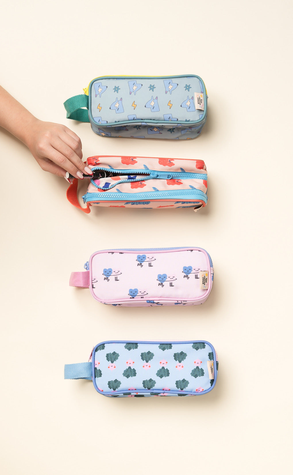 Astuccio The Cotton Cloud Veggie Pals usato a scuola con penne e matite