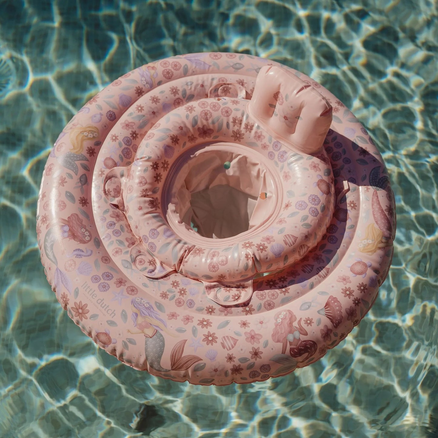 Neonato nel salvagente Little Dutch Dreamy Mermaid rosa in piscina durante l’estate