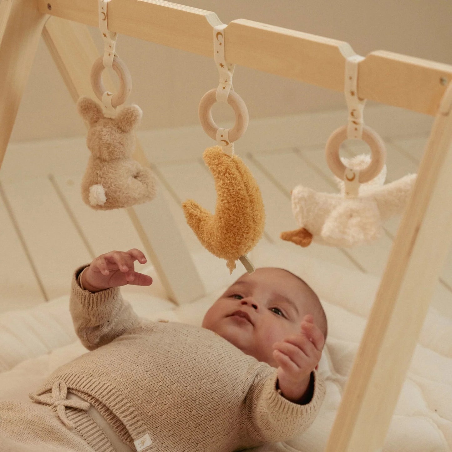 Palestrina per neonati Little Dutch in legno con tessuti morbidi beige