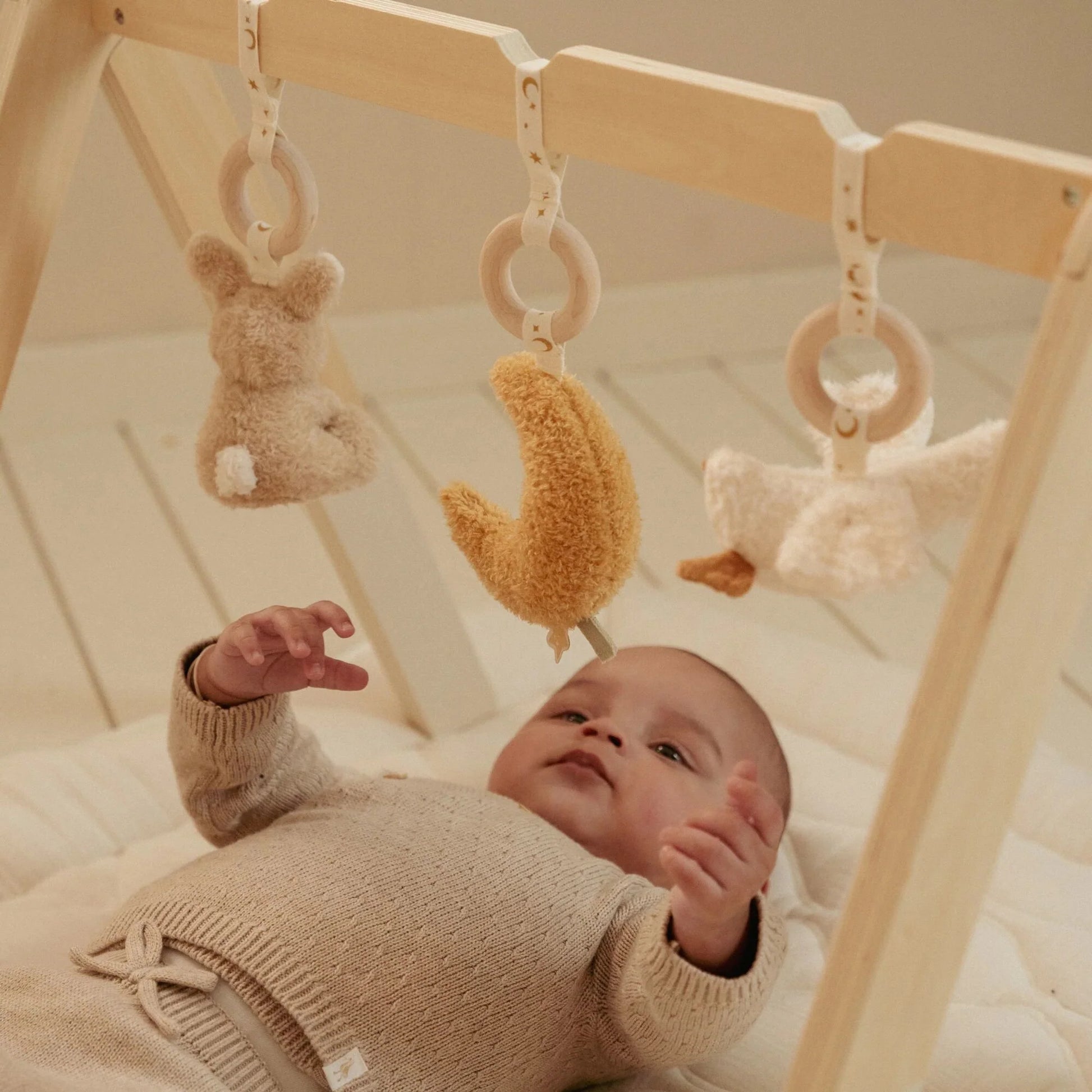 Palestrina per neonati Little Dutch in legno con tessuti morbidi beige