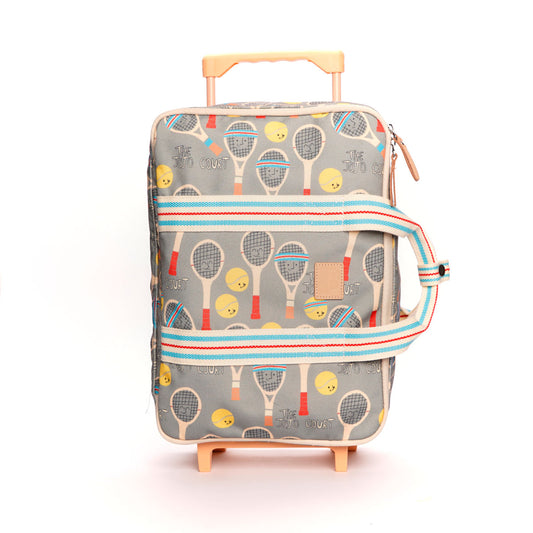 Baby Travel Jojo Court valigia trolley per bambini 3–6 anni, in RPET riciclato con manico retrattile, ruote e fodera in cotone biologico.
