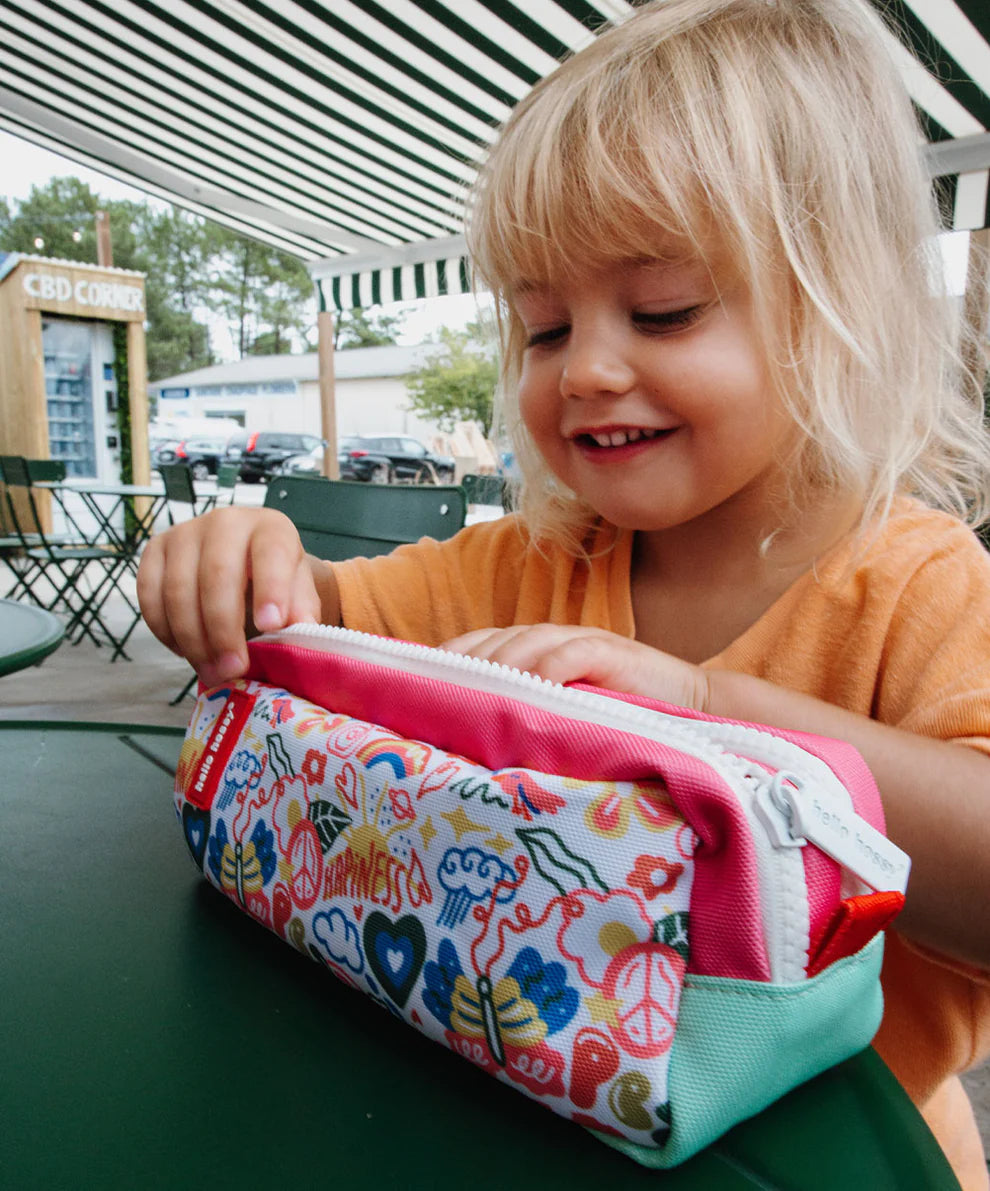 Bambina con astuccio Hello Hossy Happiness, perfetto per la scuola primaria