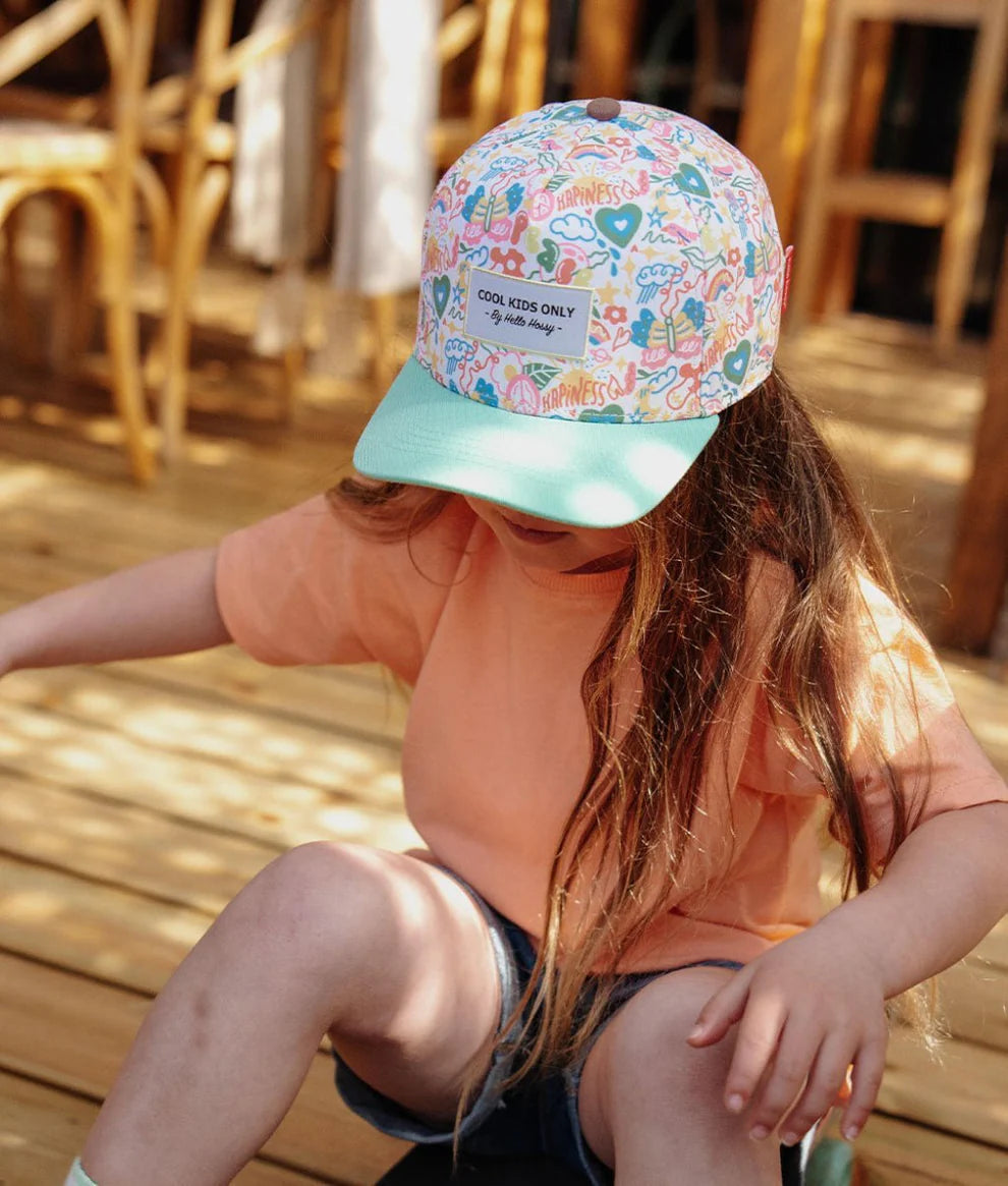 Bambina con cappellino Hello Hossy The Happiness Cap, look estivo colorato e coordinato