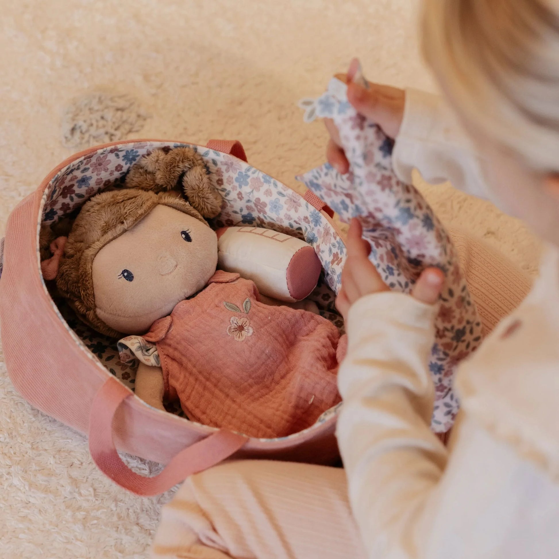 Bambina che gioca con bambola baby rosa Little Dutch con accessori