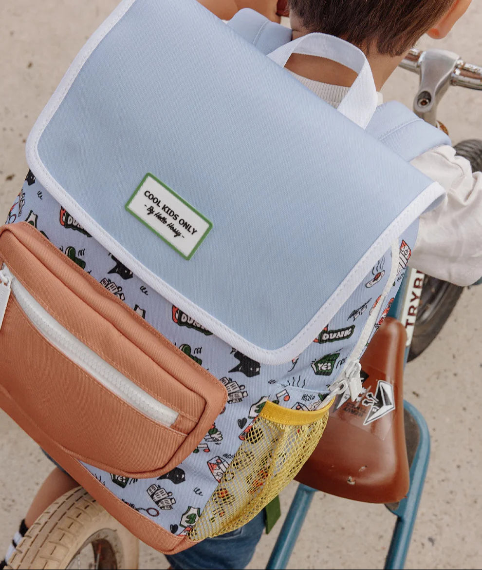 Bambino con zaino Hello Hossy Dunk, perfetto per scuola materna o asilo