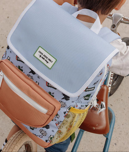 Bambino con zaino Hello Hossy Dunk, perfetto per scuola materna o asilo