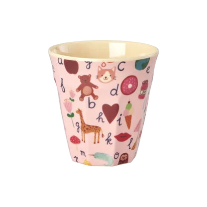 Bicchiere bambini in melamina RICE ABC Rosa da 250 ml con fantasia colorata di lettere e animali, ideale per acqua, latte e succhi di frutta.