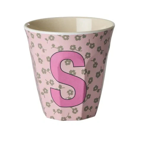Bicchiere RICE con lettera S in melamina rosa con stampa floreale per bambini